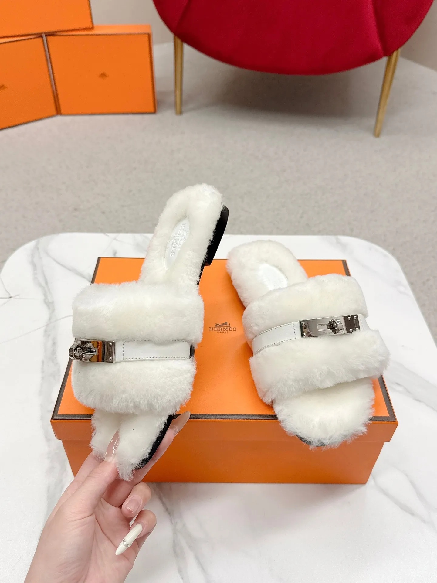 👟👟Ex-factory price 480👟👟 Hermes 🐎25/ Latest Autumn and Winter fur one-piece fur slippers KeIIy locks are embellished on the uppers with palladium plating to reflect low-key light. This year’s fabrics are made of lamb wool, which is fluffy and cute. It feels like stepping on clouds. Wear it barefoot or with socks, it is very fashionable 🎁 Paired with suit pants, it is an invisible shirt in the workplace. Echoing the knitted skirt, it has become a standard accessory for lazy afternoons. Pair it with jeans for a more casual style. ✔️Fabric: wool ✔️Inner lining: imported lamb wool ✔️Sole: original leather sole ✔️Size: #35-42 (customized at 40.41.42)